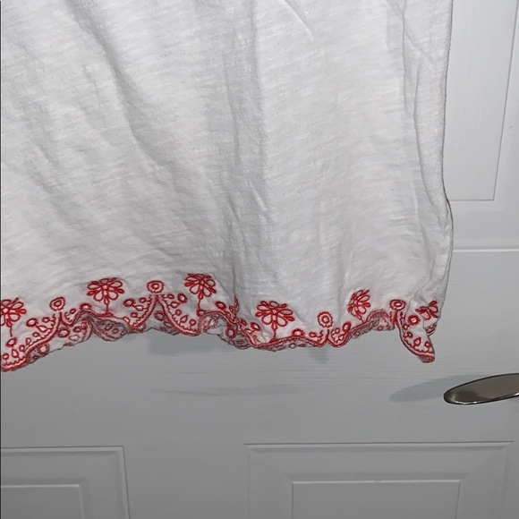 *LIKE NEW* White & red detailed t-shirt! - Picture 2 of 5